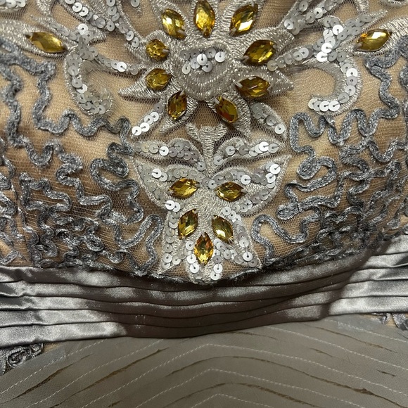 SUE WONG NOCTURNE STRAPLESS BEADED DRESS. SIZE 8.  PLATNIUM GOLD - Picture 9 of 14